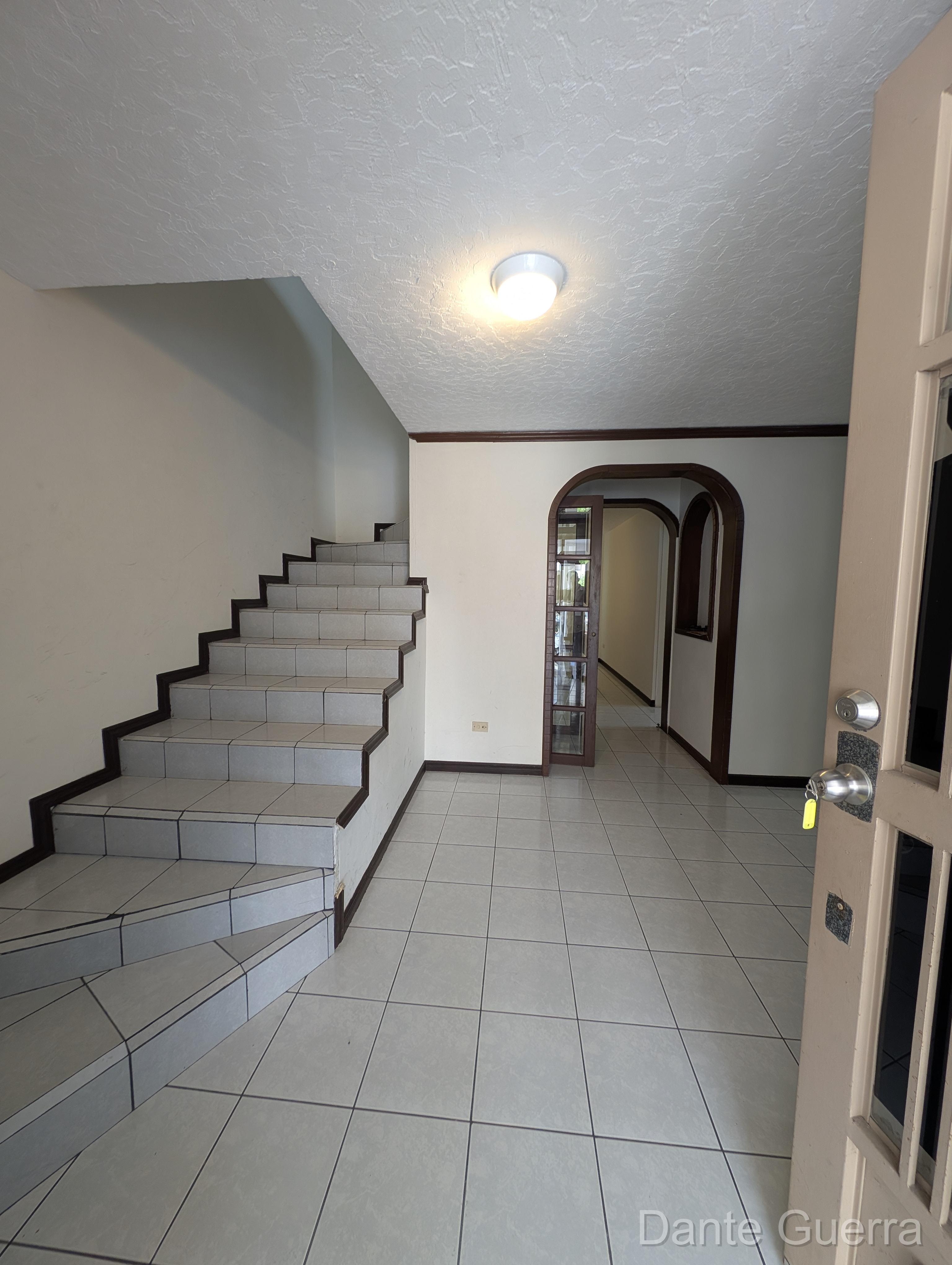 Casa 3 Niveles en Pedregal de La Silla - Renta - Foto 2